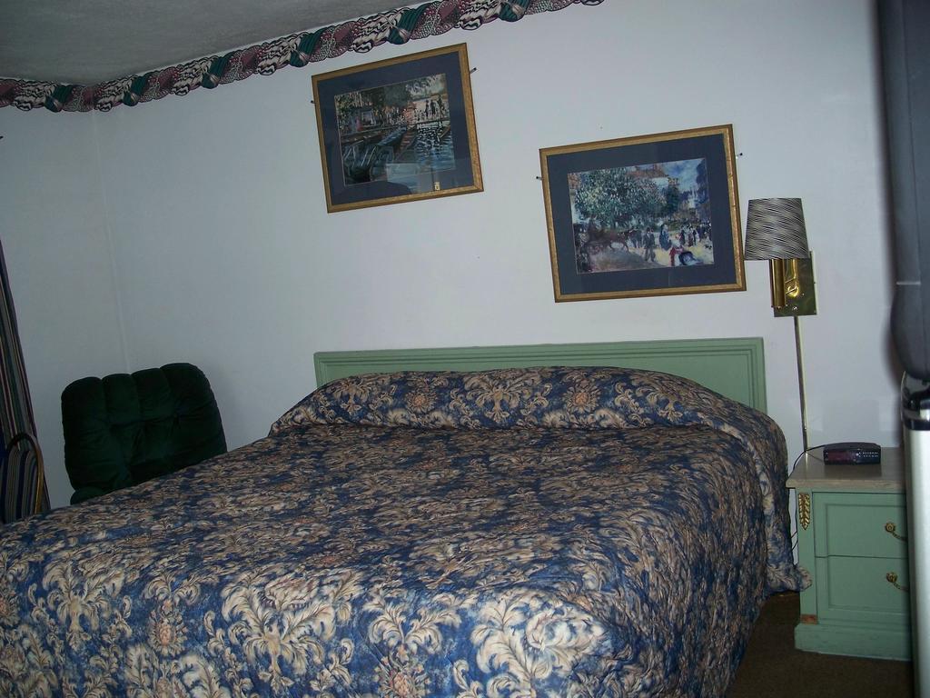 Great Lakes Motel Fremont Room photo