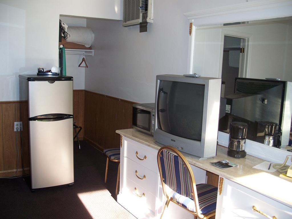 Great Lakes Motel Fremont Room photo