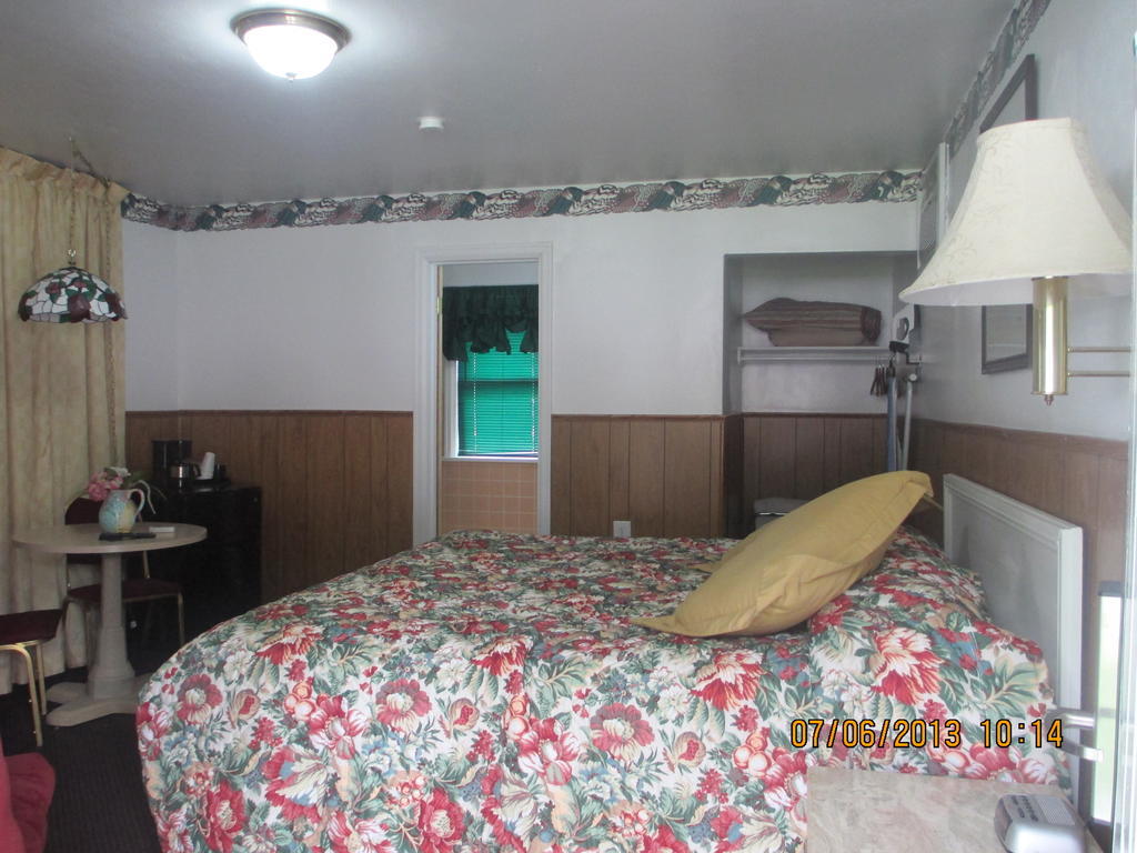 Great Lakes Motel Fremont Room photo