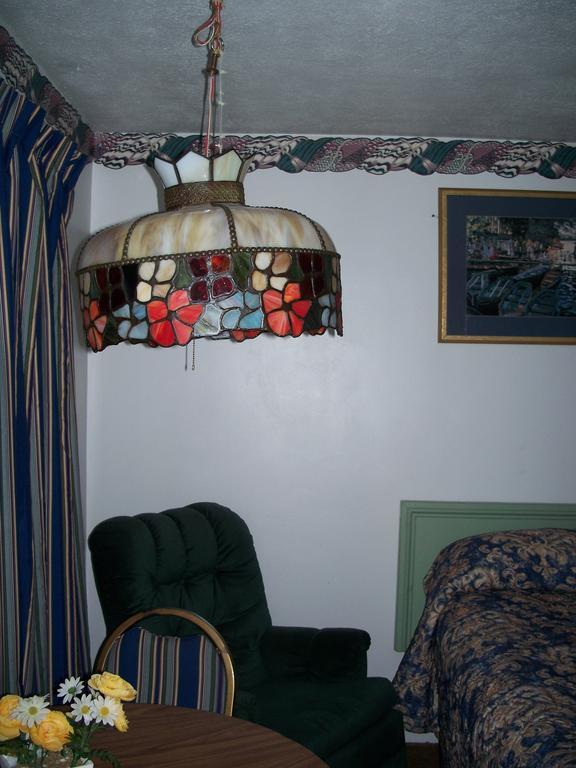 Great Lakes Motel Fremont Room photo